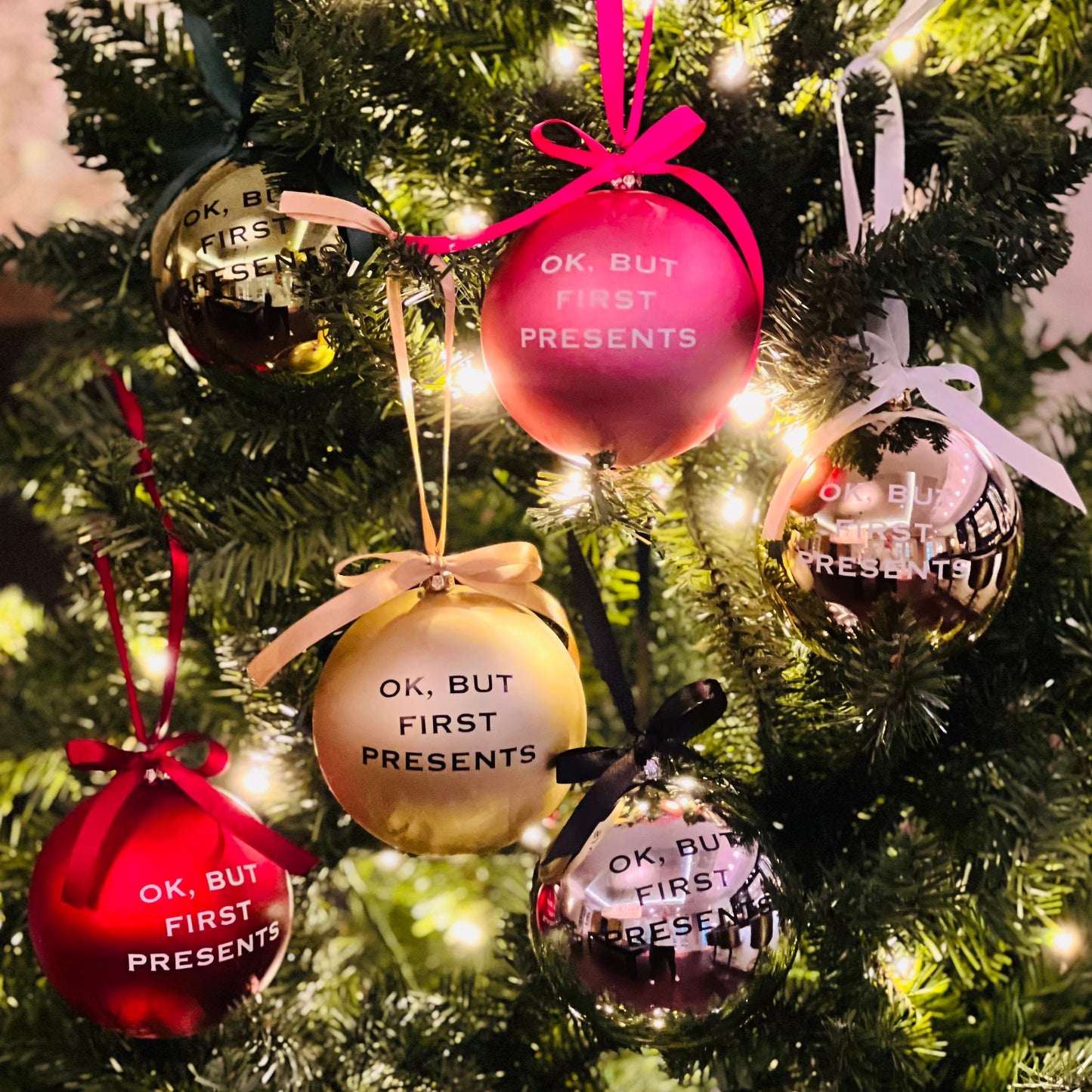 Kerstbal 'Ok, But First Presents' - Zilver