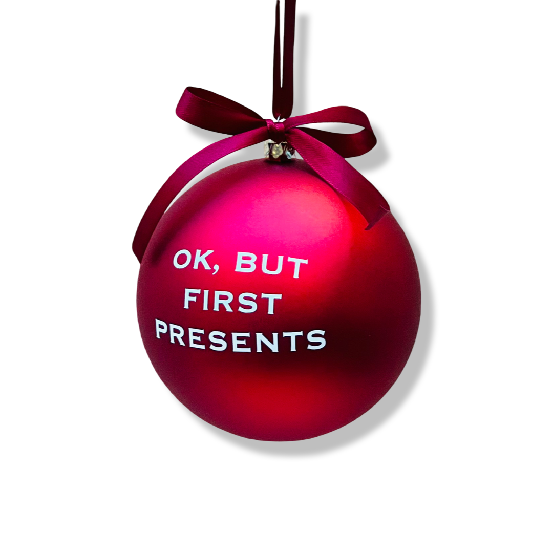 Kerstbal 'Ok, But First Presents' - Mat Rood