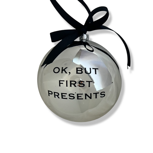 Kerstbal 'Ok, But First Presents' - Zilver